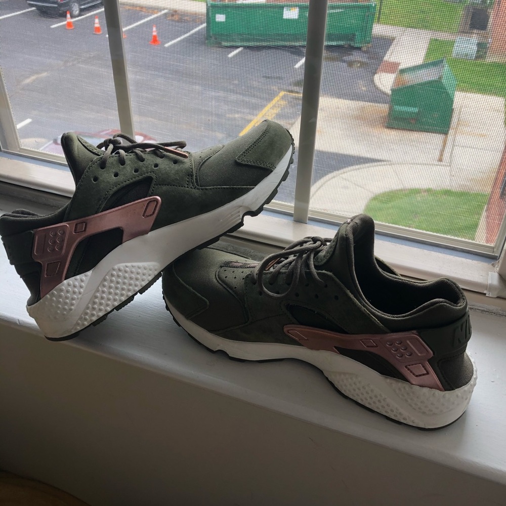 Nike huarache olive and pink size 11 women’s shoes